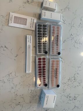 Mixed Press-On Nail Set in Black, Red & Peach